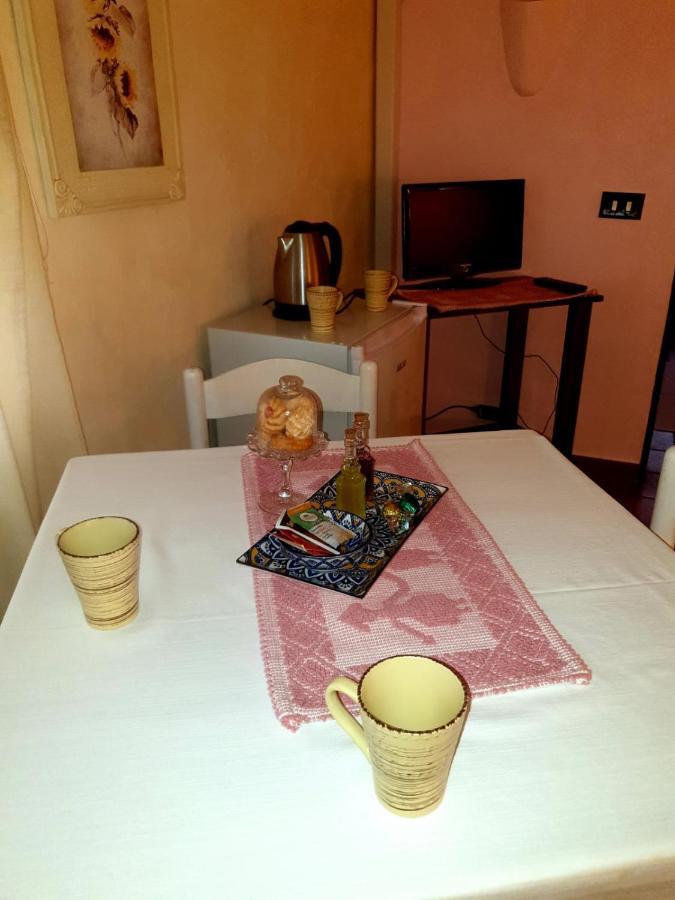 Angelo e Arcangela Telti Buitenkant foto